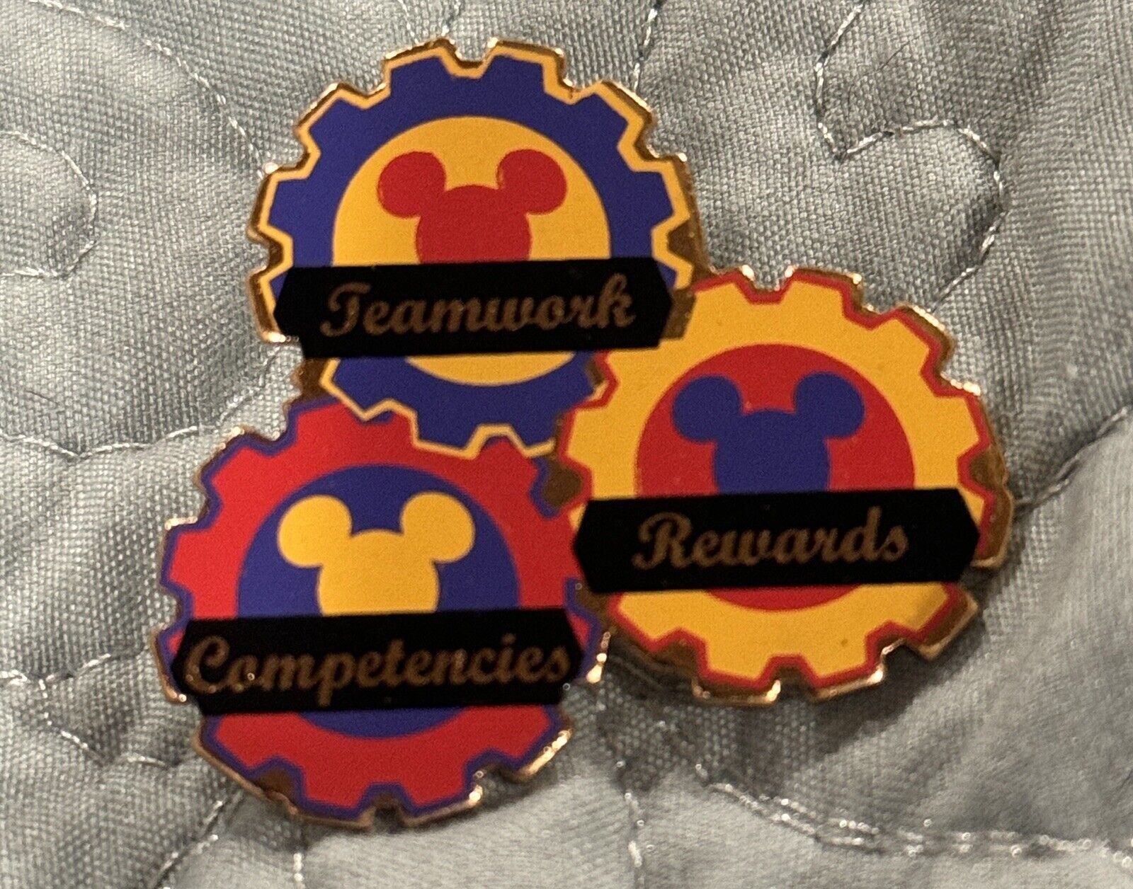 WDW Disney Mickey Mouse Teamwork Rewards ClockWork Achievement Cast Pin 1999