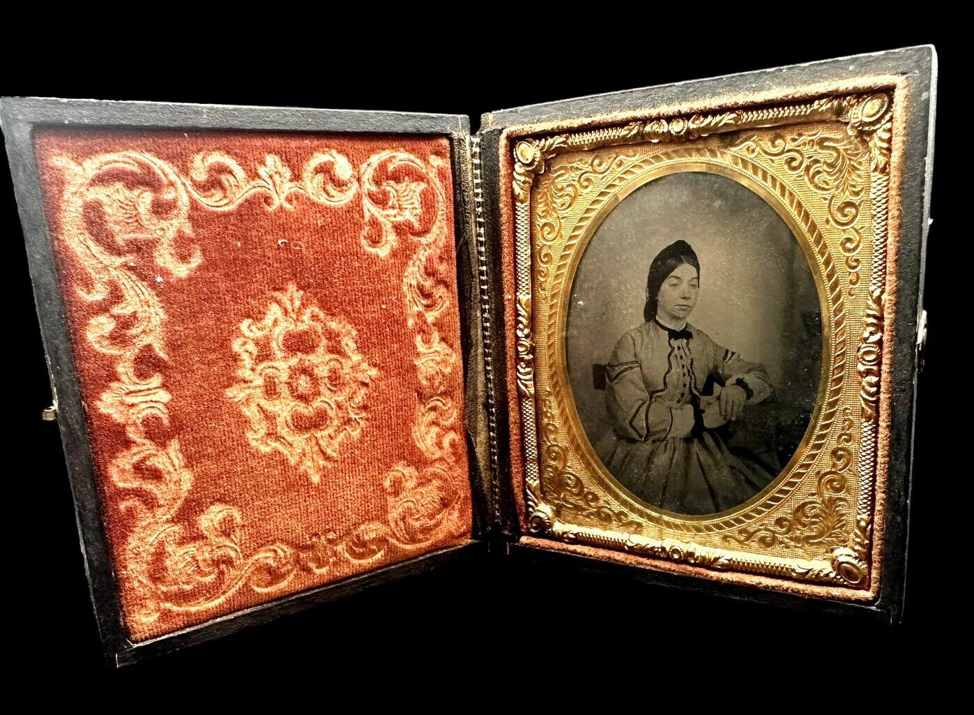 Antique Tin Type Photo Of Young Civil War Era Woman Tooled Leather Case W/Velvet