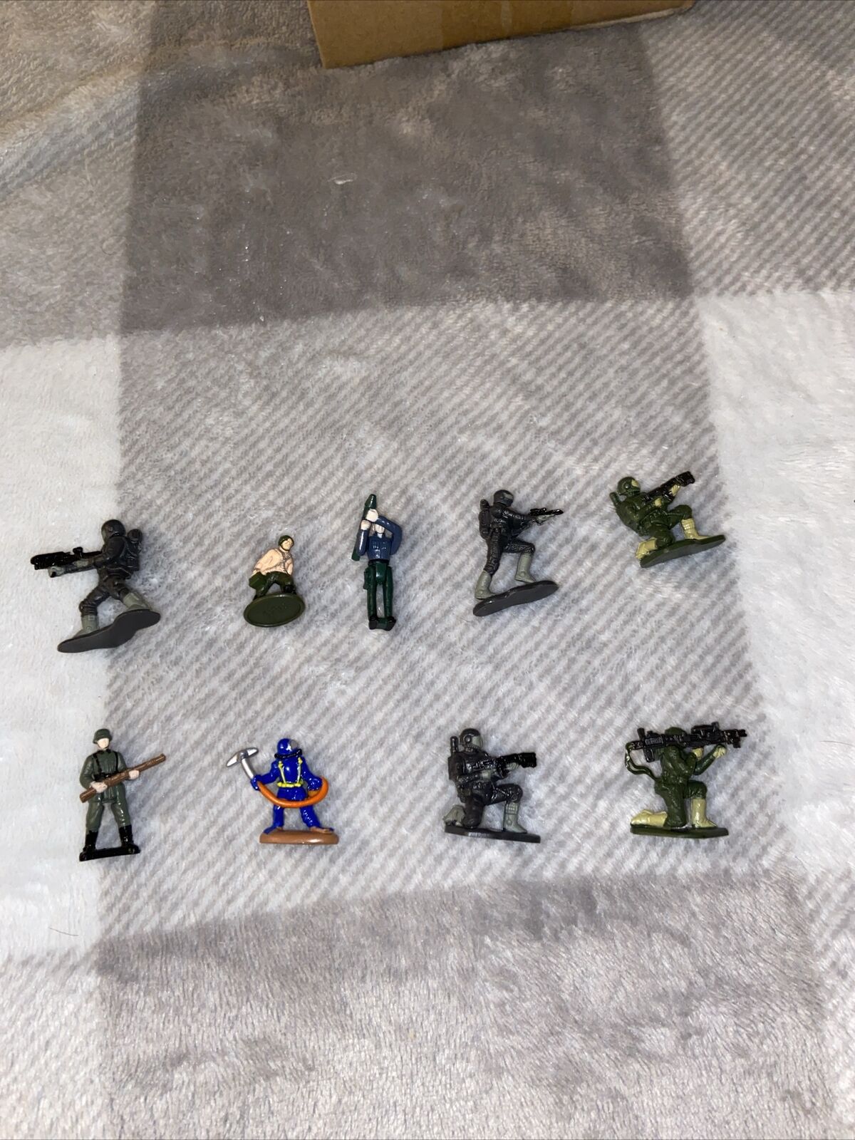 Lot of 9  Miniatures Military Figures