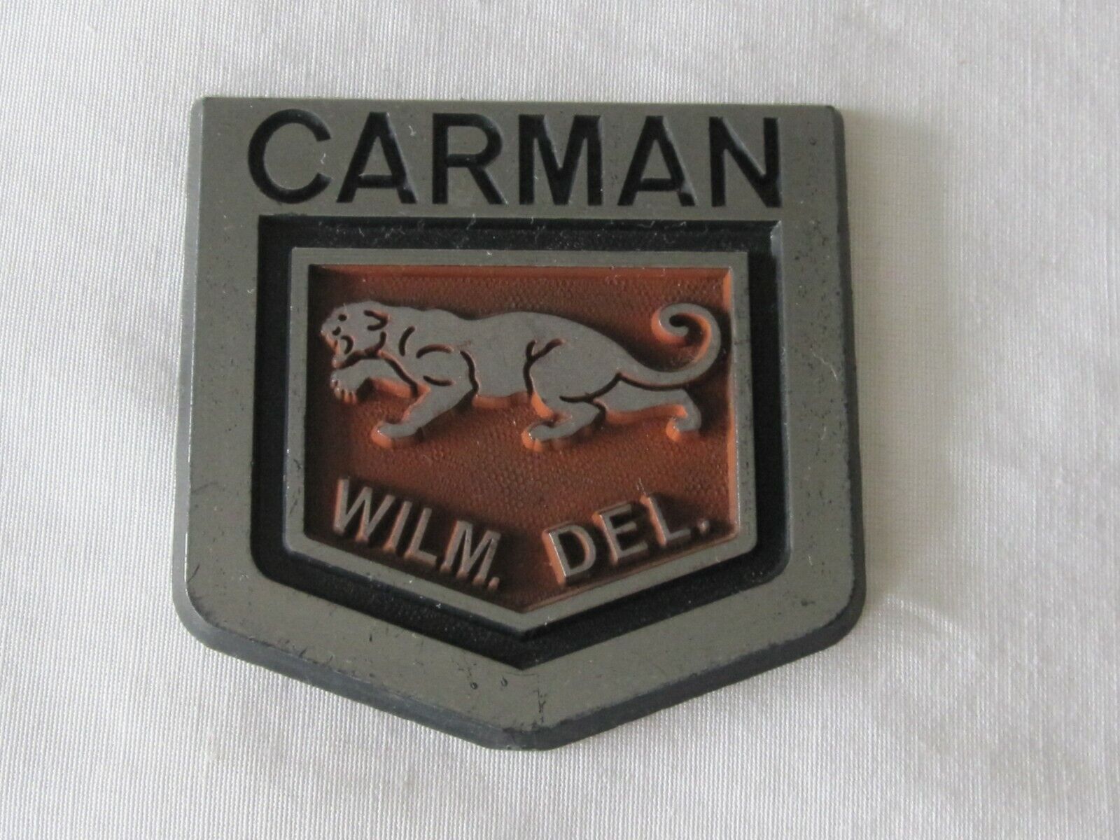 Vintage Carman Car Dealer Emblem Wilm. Del. Black Red Chrome Plastic Cougar VG