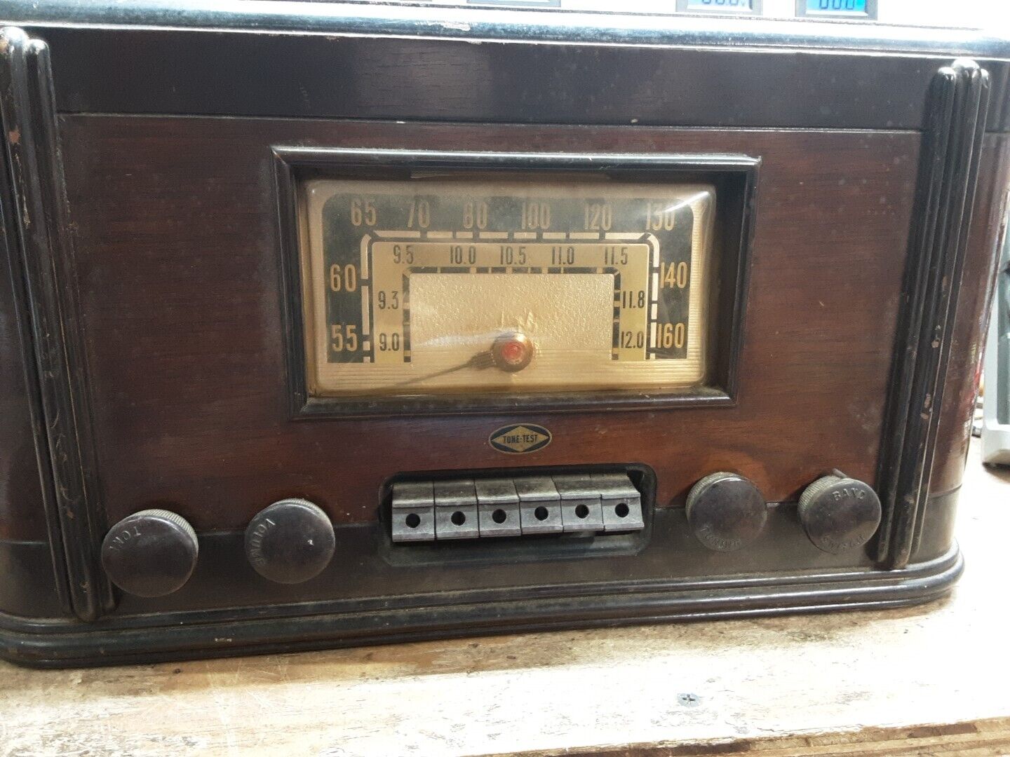 VINTAGE OLD ANTIQUE BELMONT TABLE TUBE RADIO MODEL 7D22