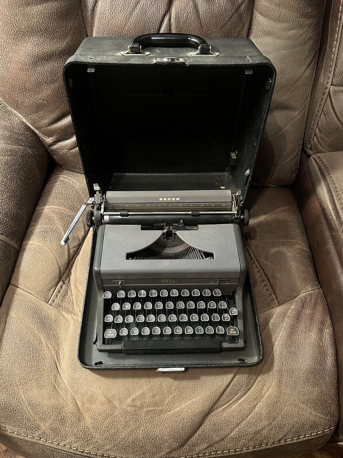 ROYAL ARROW 1940\'s PORTABLE TYPEWRITER IN VERY GOOD CONDITION WITH CASE. VINTAGE