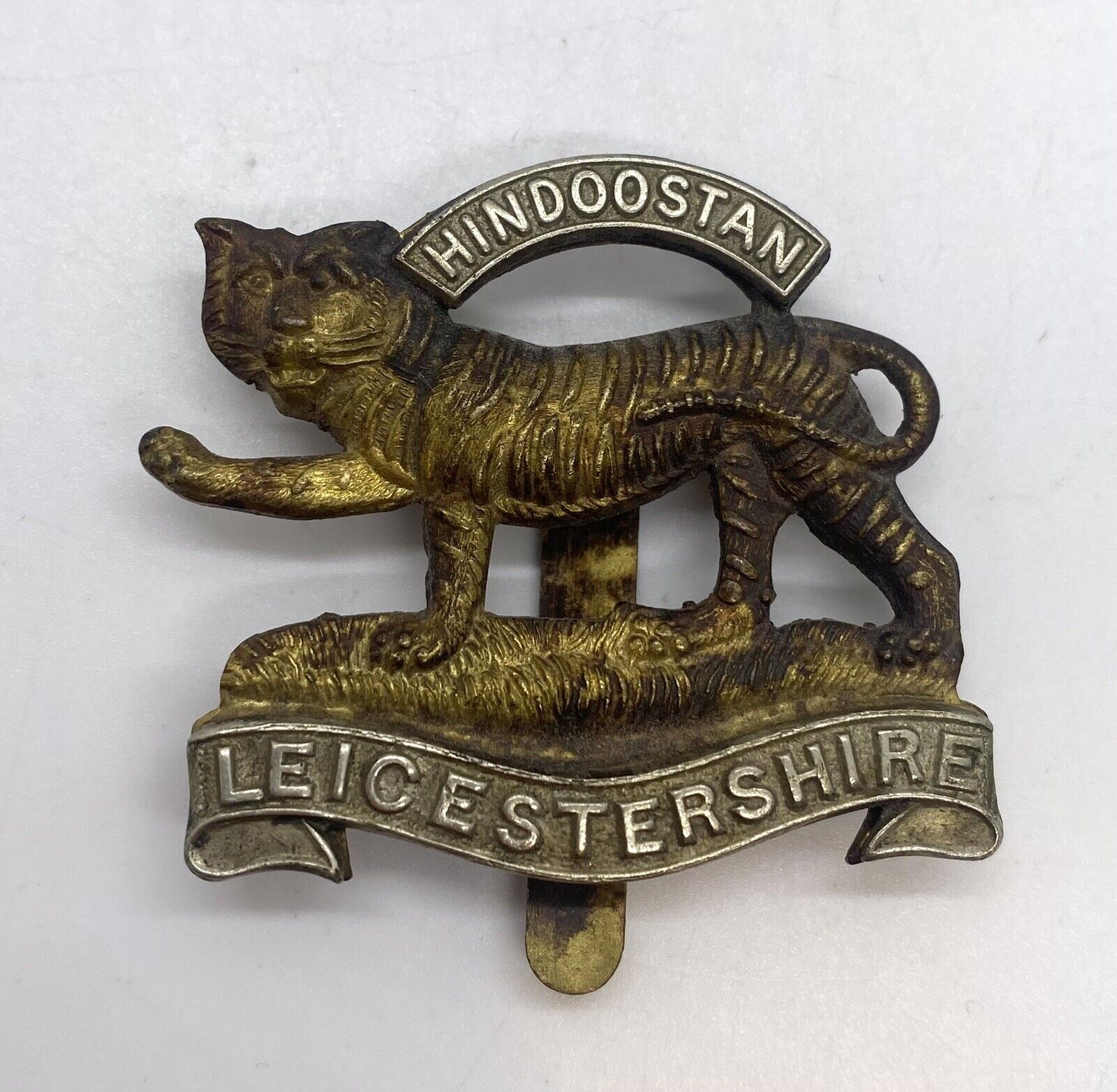 WW1 Royal Leicestershire Regiment Hindoostan Cap Badge Slide Bi-Metal Antique