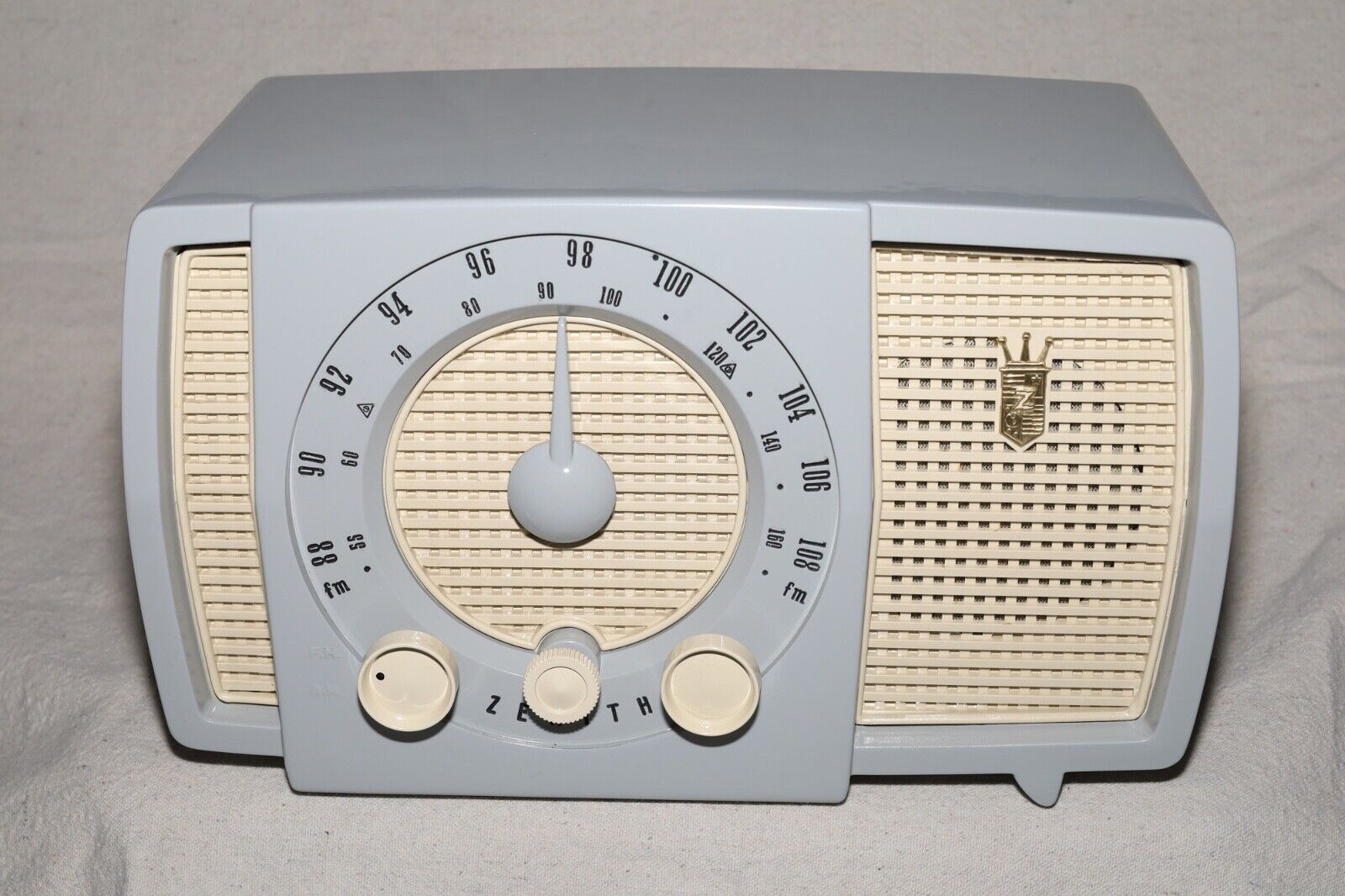 ZENITH  Model Y723 AM- FM radio Completely Restored - Grey color