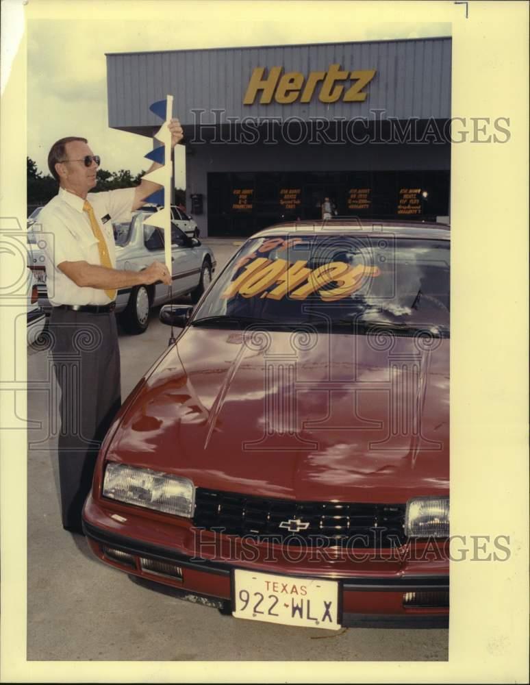 1989 Press Photo Hertz Auto Representative Don Arnold Checks Vehicles on Lot