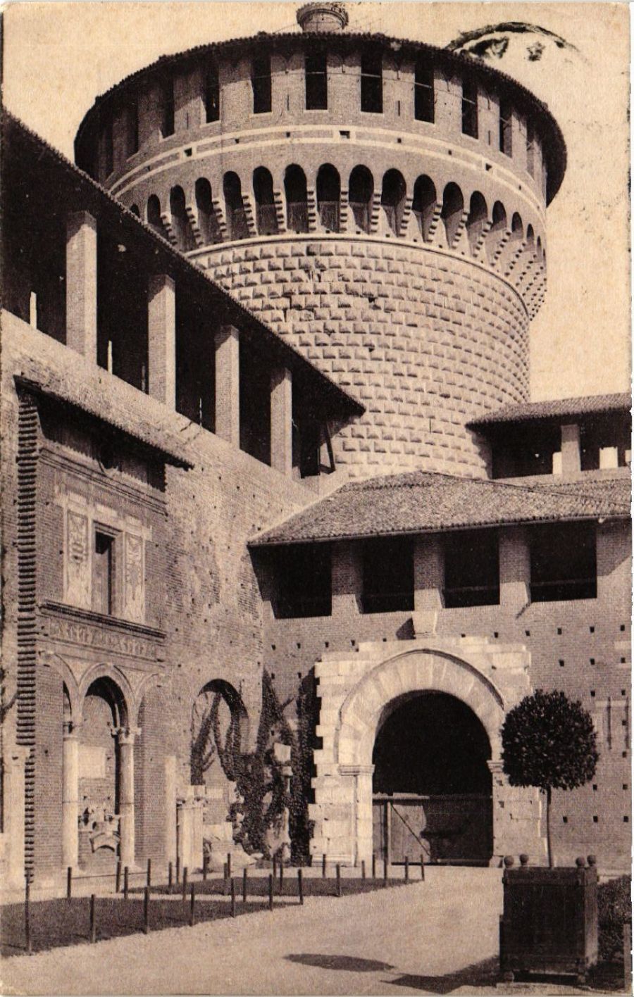 CPA AK Milan Castle Corner of the Courtyard and Torrione ITALY (552936)