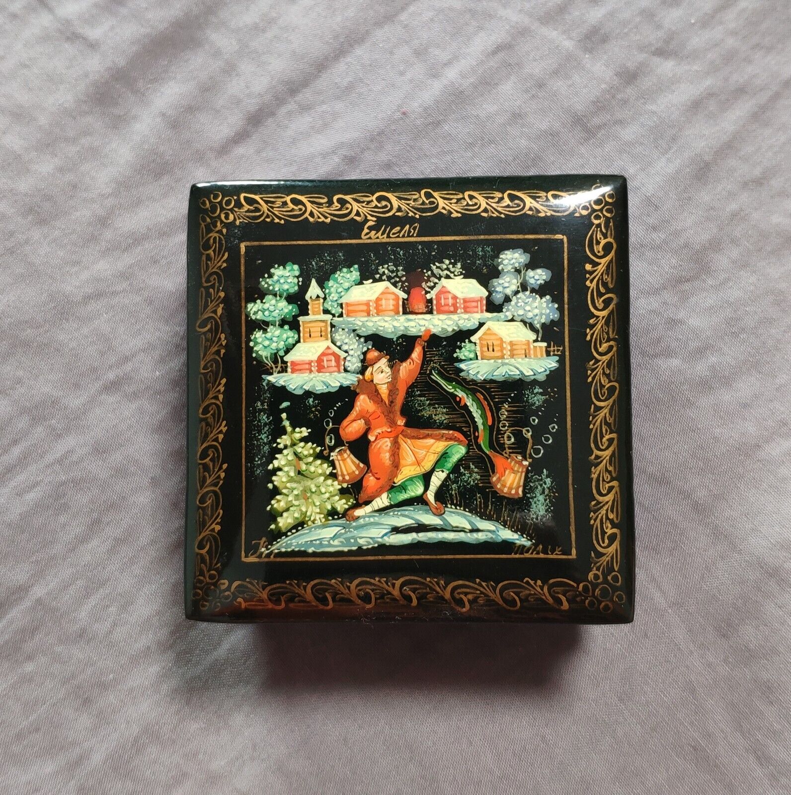 Vintage HAND PAINTED Russian lacquer miniature.PAPIER MACHE Jewel Box.