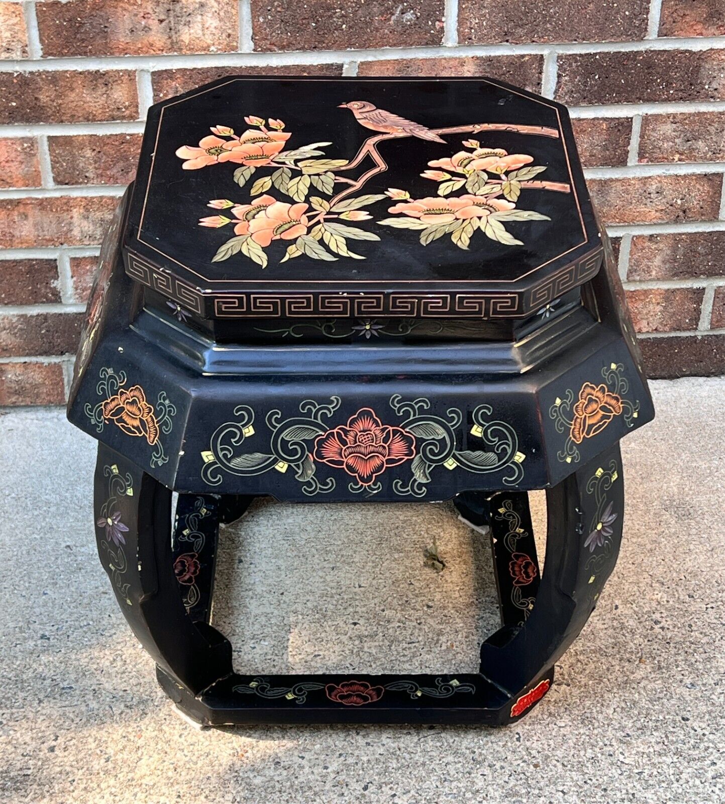 VINTAGE BIRD FLORAL ASIAN CHINOISERIE BLACK LACQUER CARVED SIDE TABLE STOOL WOW