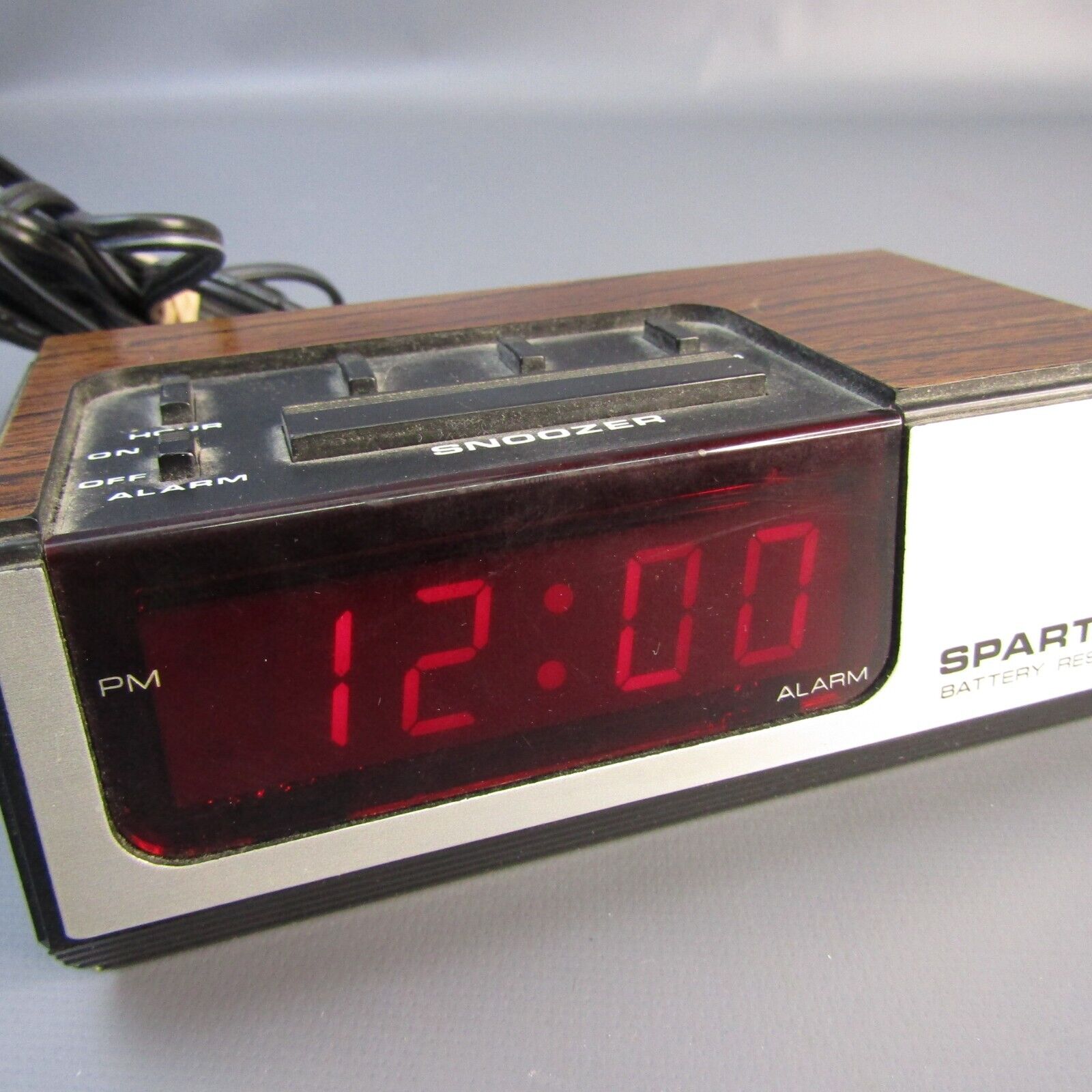 Vintage Spartus Digital Alarm Clock Radio Model 1106 Wood Grain Mini 3\