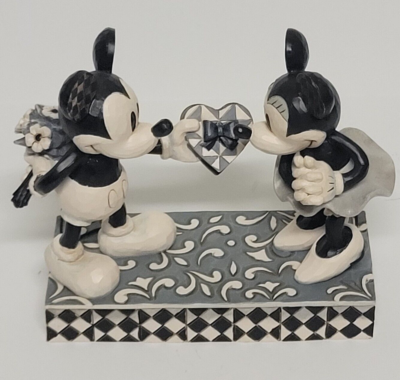 Disney Showcase Jim Shore Real Sweetheart Mickey and Minnie Mouse Traditions