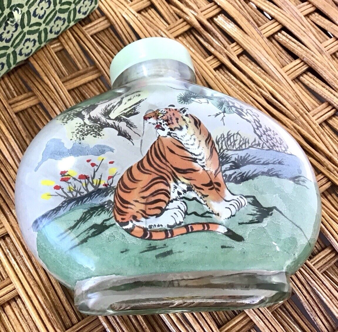 Chinese YEAR OF THE TIGER 1998 Yi Lin Rock Crystal Zodiac Vintage Snuff Bottle