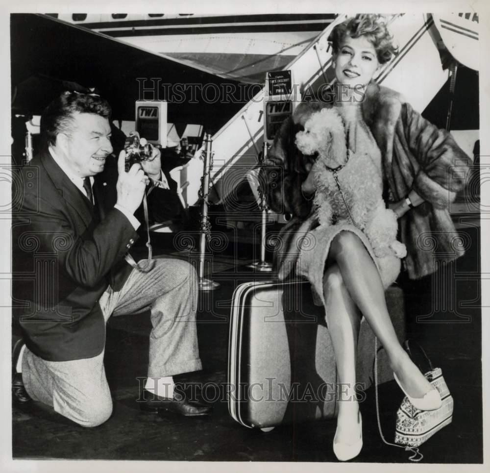 1958 Press Photo Bandleader Xavier Cugat Takes Pic of Actress Wife Abbe Lane, NY