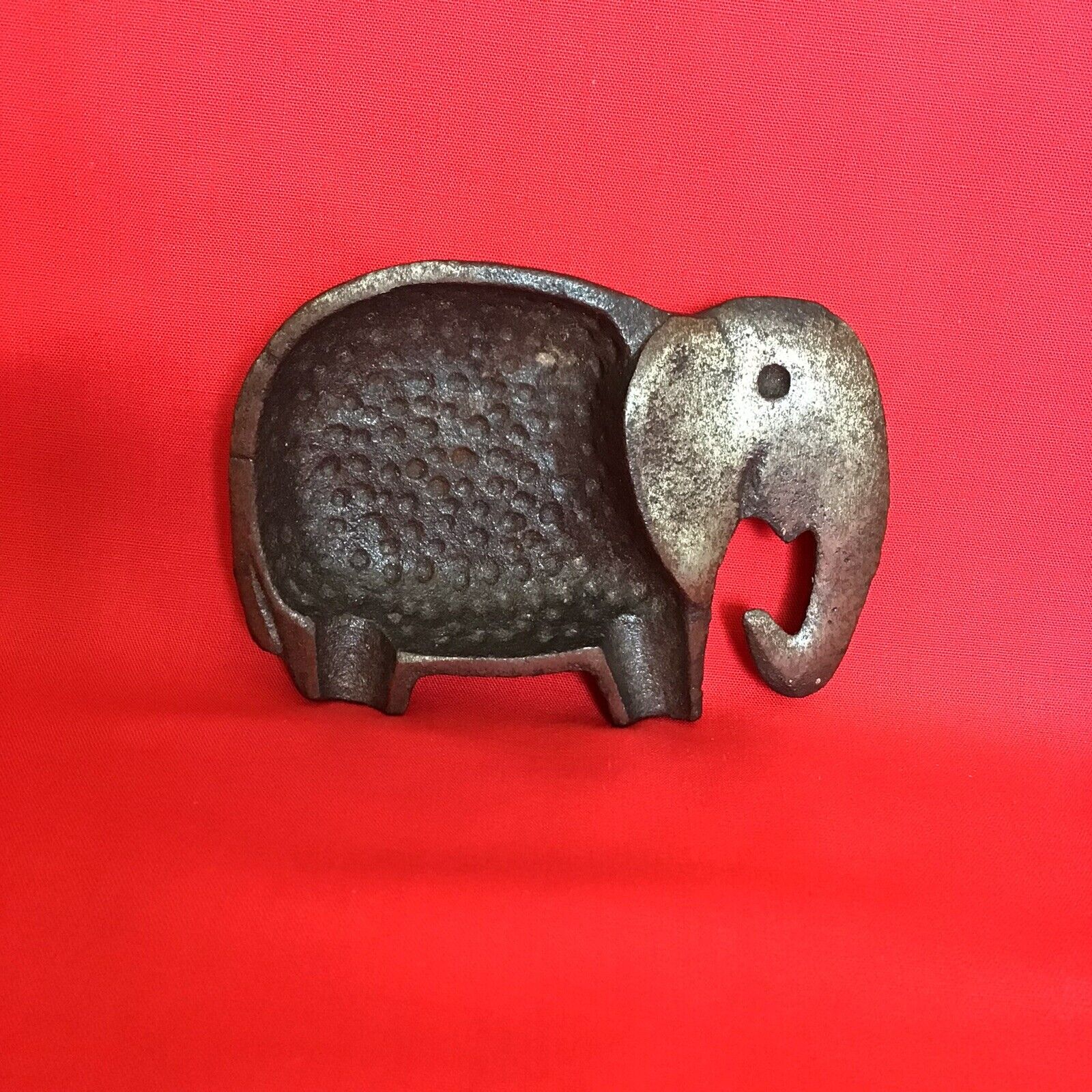 VINTAGE SMALL METAL ELEPHANT CIGARETTE ASHTRAY MADE IN TAIWAN 3.25” x 2.25”