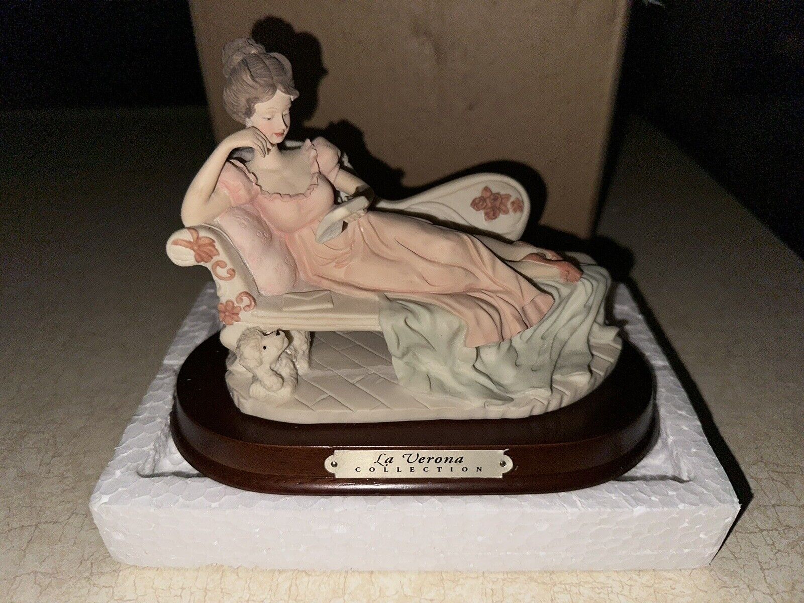 La Verona Vintage Figurine (10/10 BRAND NEW) Lady on Chase Lounge