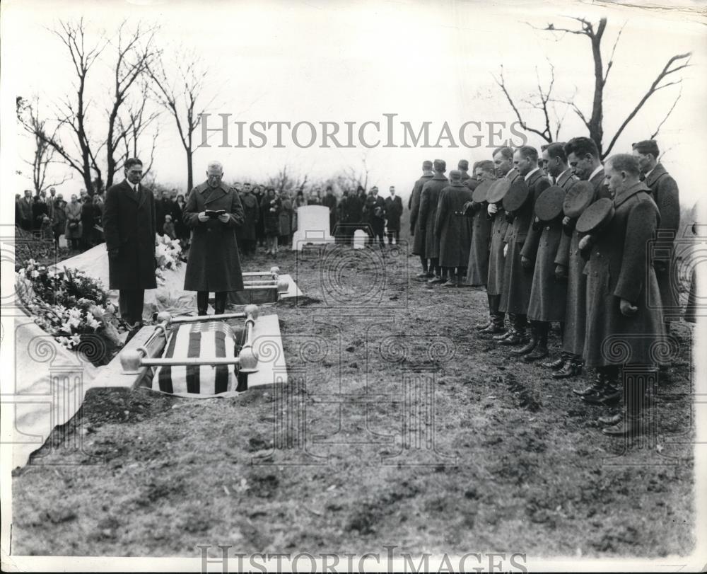 1929 Press Photo Funeral of a military man & his soldiers buddies attend