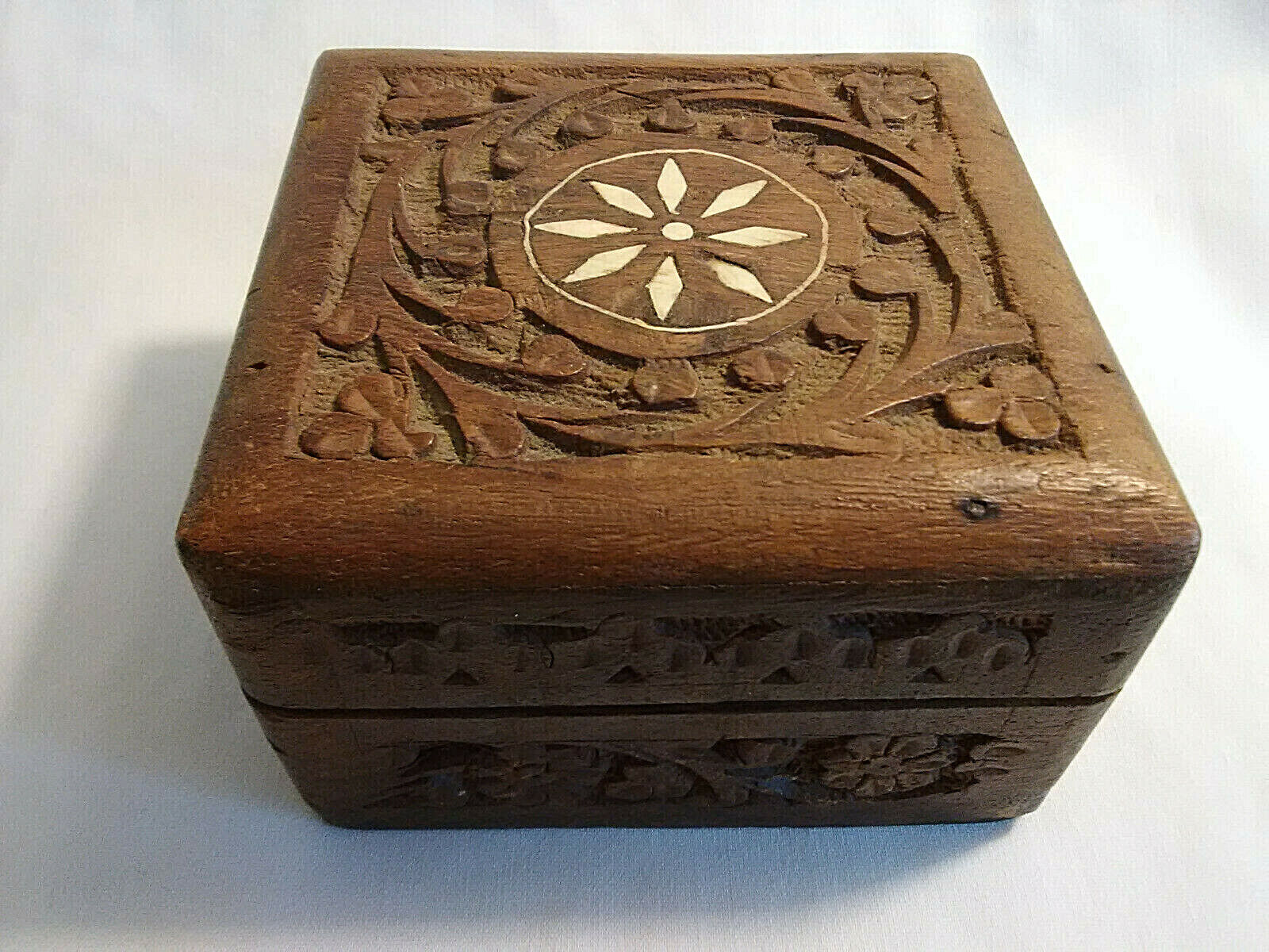 VINTAGE WOODEN HINGED TRINKET BOX FLOWERS SHELL INLAY FELTLINED INDIA