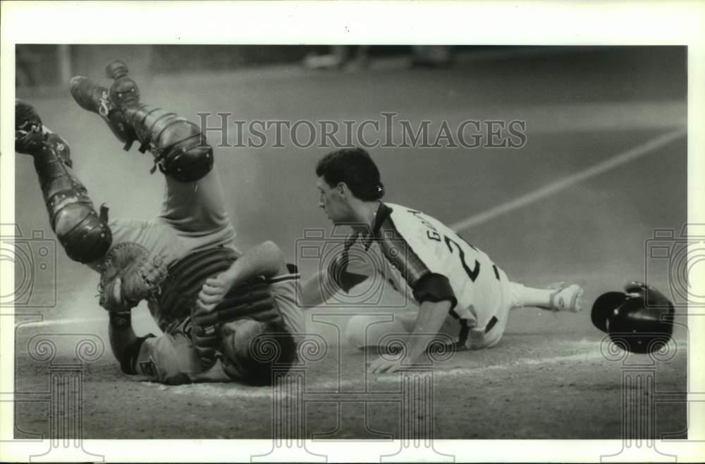 1992 Press Photo Astros\' Luis Gonzalez bowls over Dodgers catcher Mike Scioscia.