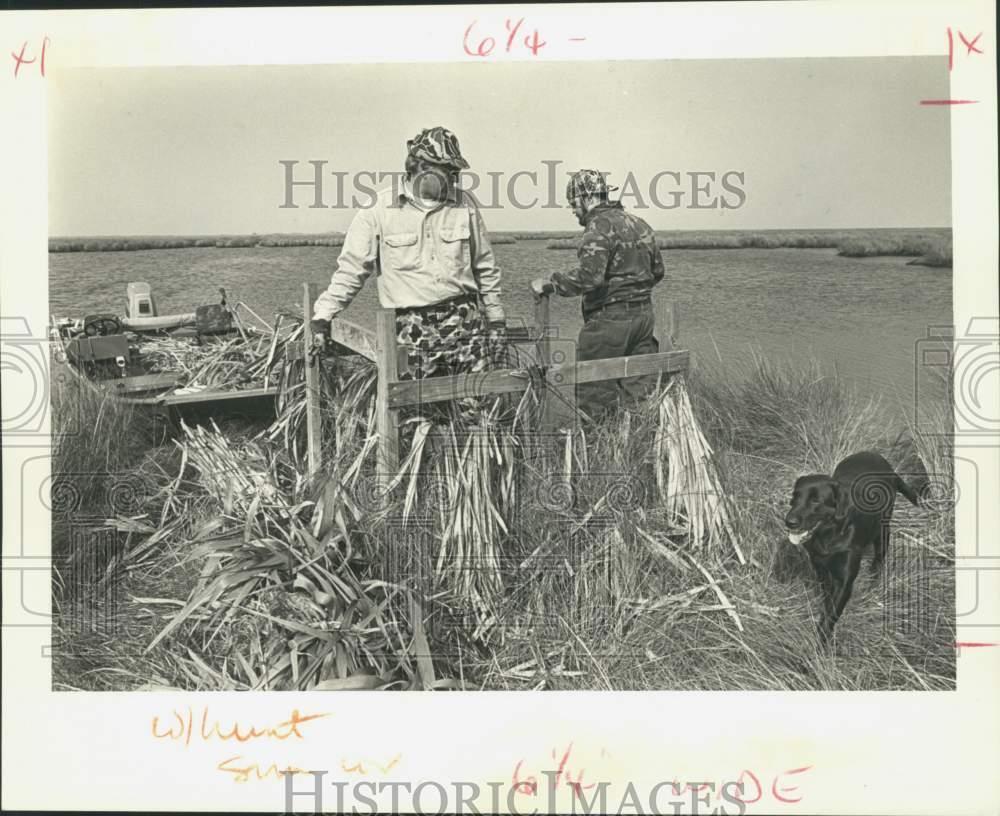 1987 Press Photo Dr. Austin Phillips, Dan Mouney build duck blind in Louisiana
