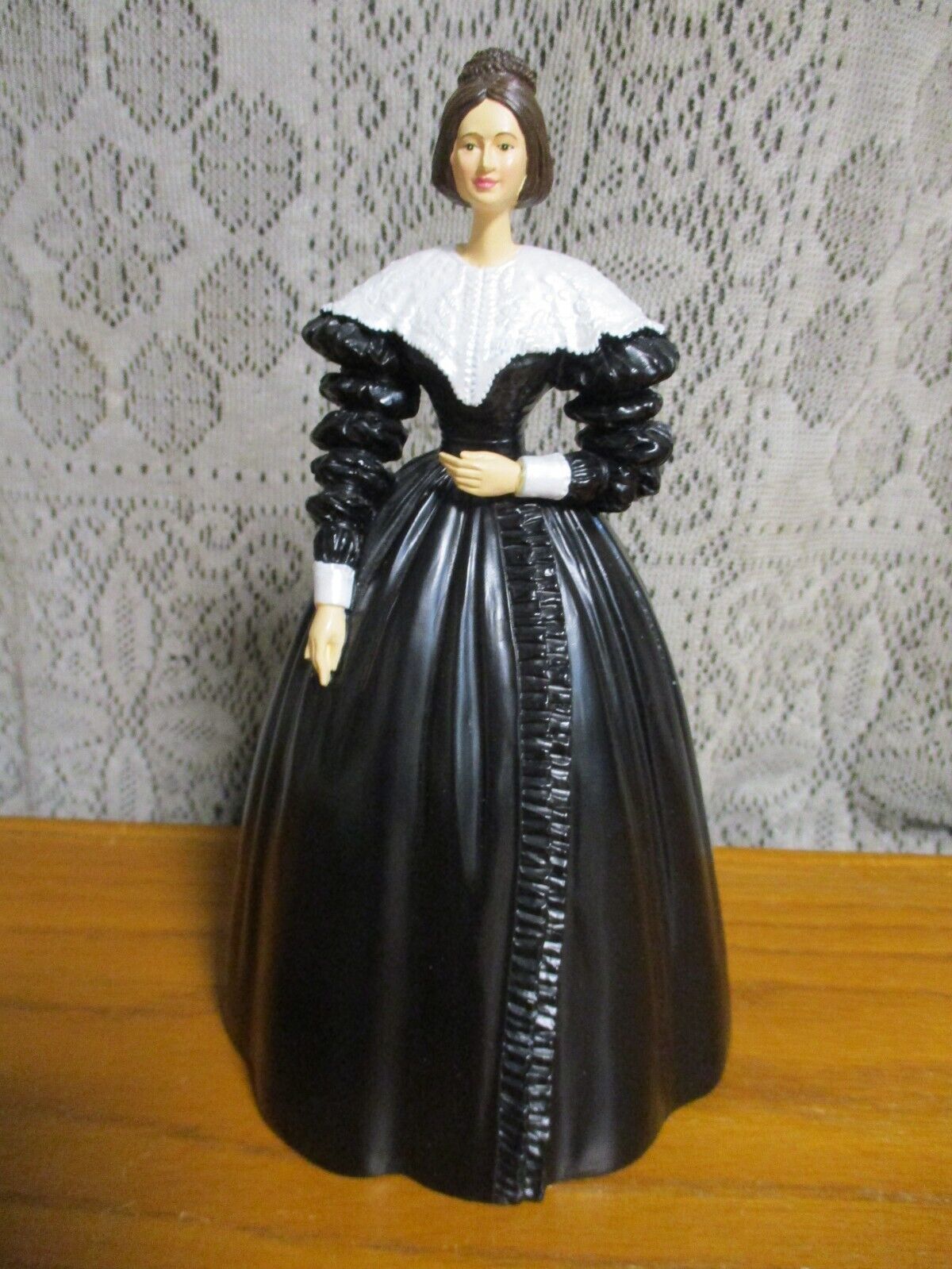 Royal Fashions Queen Victoria Figurine Her 1st Privy Council Hamilton Coll. 2014