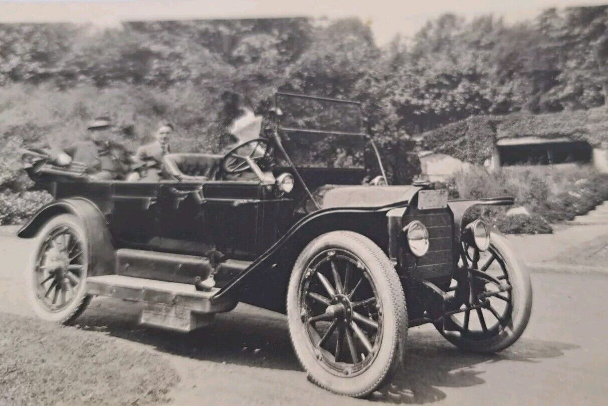 1909 Original Black & White Photo Old Car People Inside