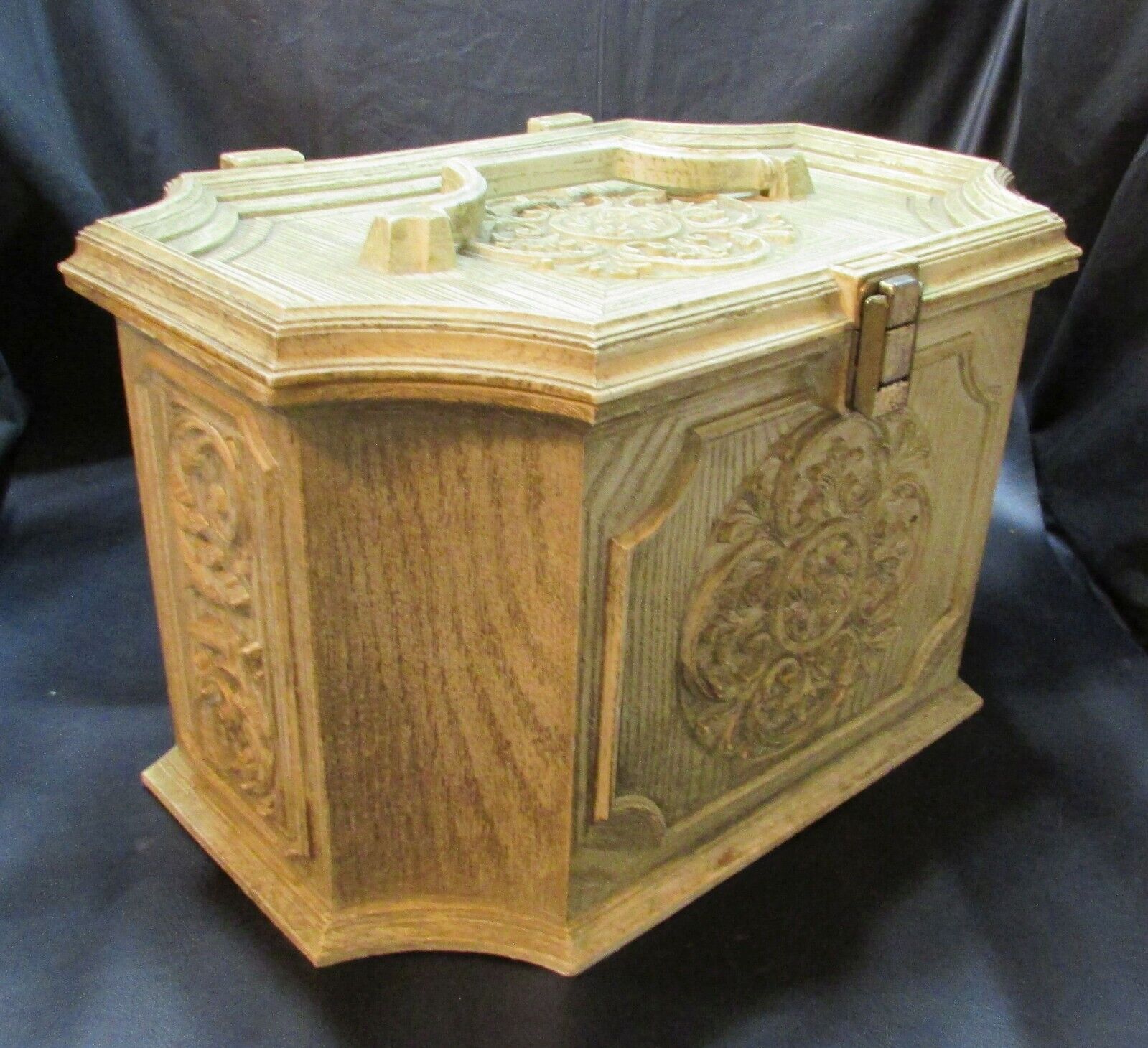 Vintage 1970\'s Max Klein Ornate Molded Plastic Large Sewing Box SC-015 w/o Tray