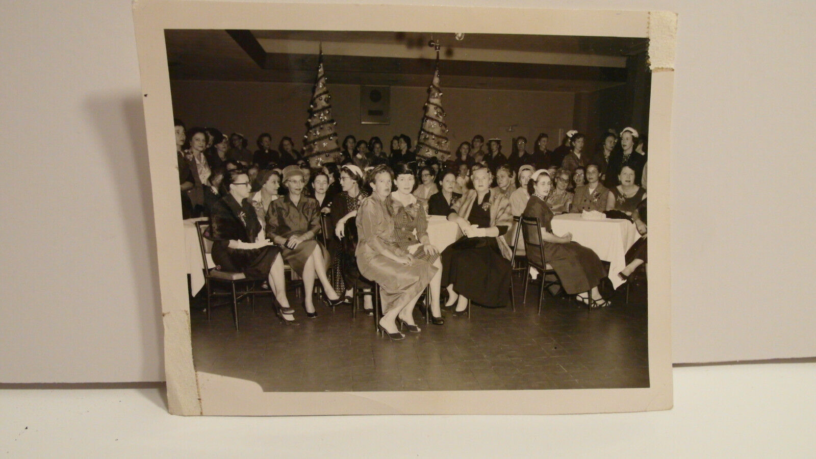1956 VINTAGE FOUND PHOTOGRAPH OLD DATED PHOTO B&W CHRISTMAS COMMUNITY YEA PARTY