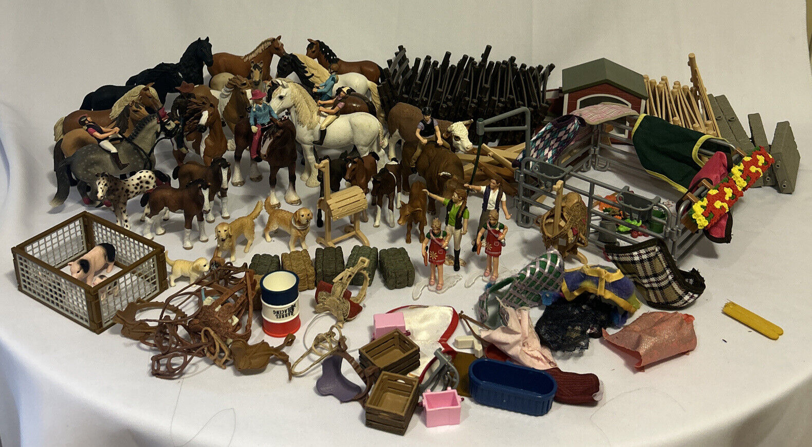 Schleich Horse Lot of 21 Horses,3 Cows,4dogs,3pigs 9 People,4 Different Fences++