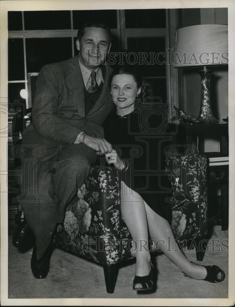 1946 Press Photo Producer Mervyn LeRoy and Kitty Spiegel Announce Wedding