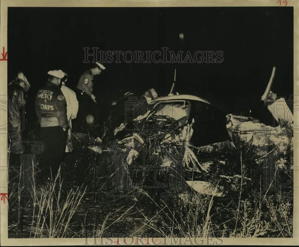 1961 Press Photo Authorities at Site of Passenger Airplane Crash in Houston, TX