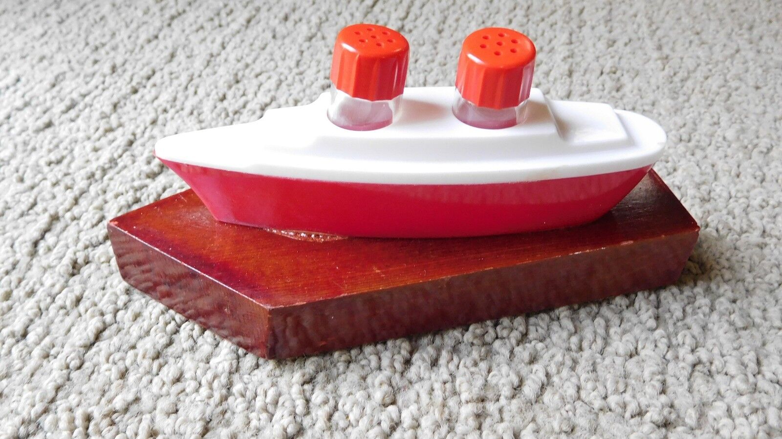 red & white plastic ship / boat shape salt & pepper shaker set. - 50\'s kisch