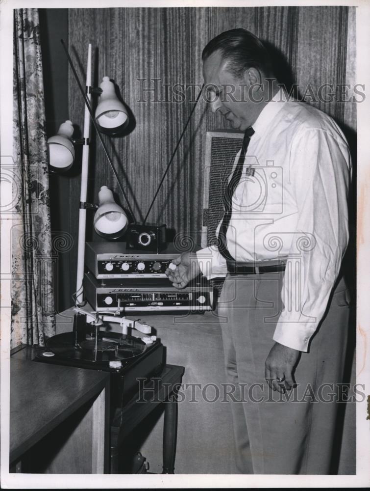 1959 Press Photo Irv Bettes owner of Nat\'l Radio Center fixing auxiliary antenna