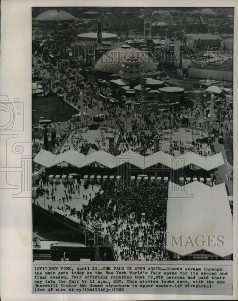 1965 Press Photo Crowds stream through main gate at New York World\'s Fair