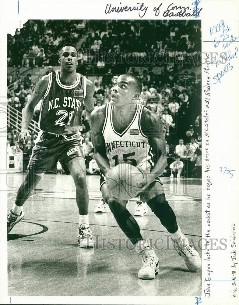 1991 Press Photo John Gwynn runs past Rodney Monroe in a basketball match