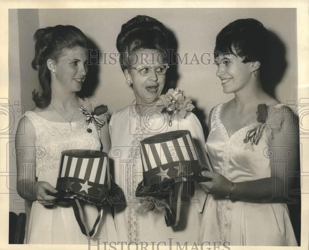 1968 Press Photo Rainbow Girls at Masonic Temple Buildings with Lynette Levy