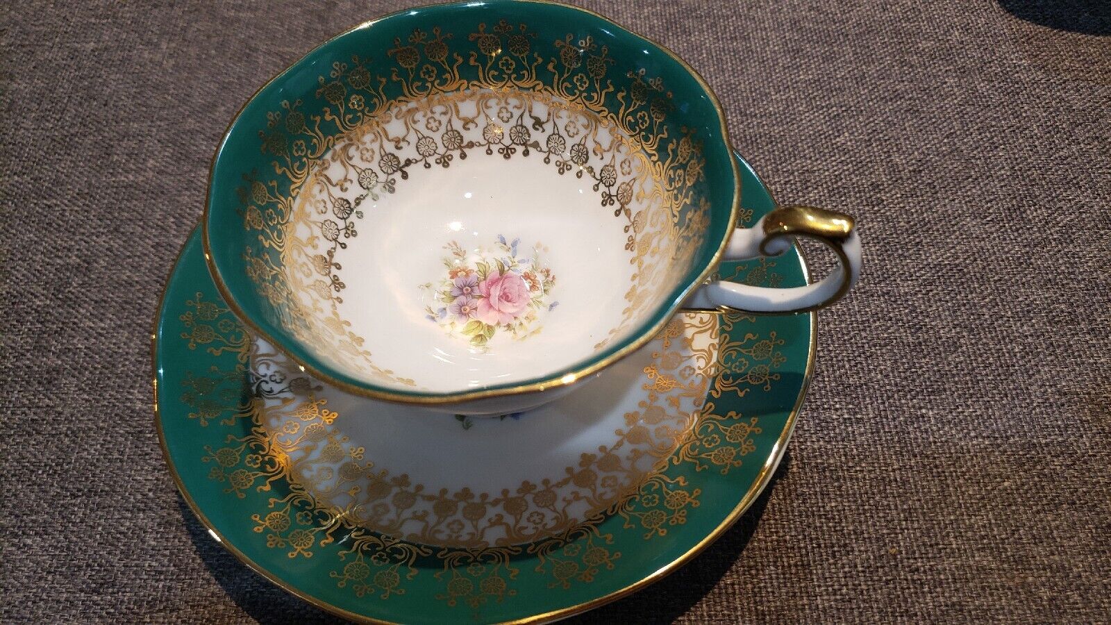 Vintage Queen\'s Mornarch in Green,Pink Rose in wild flowers gold filigree