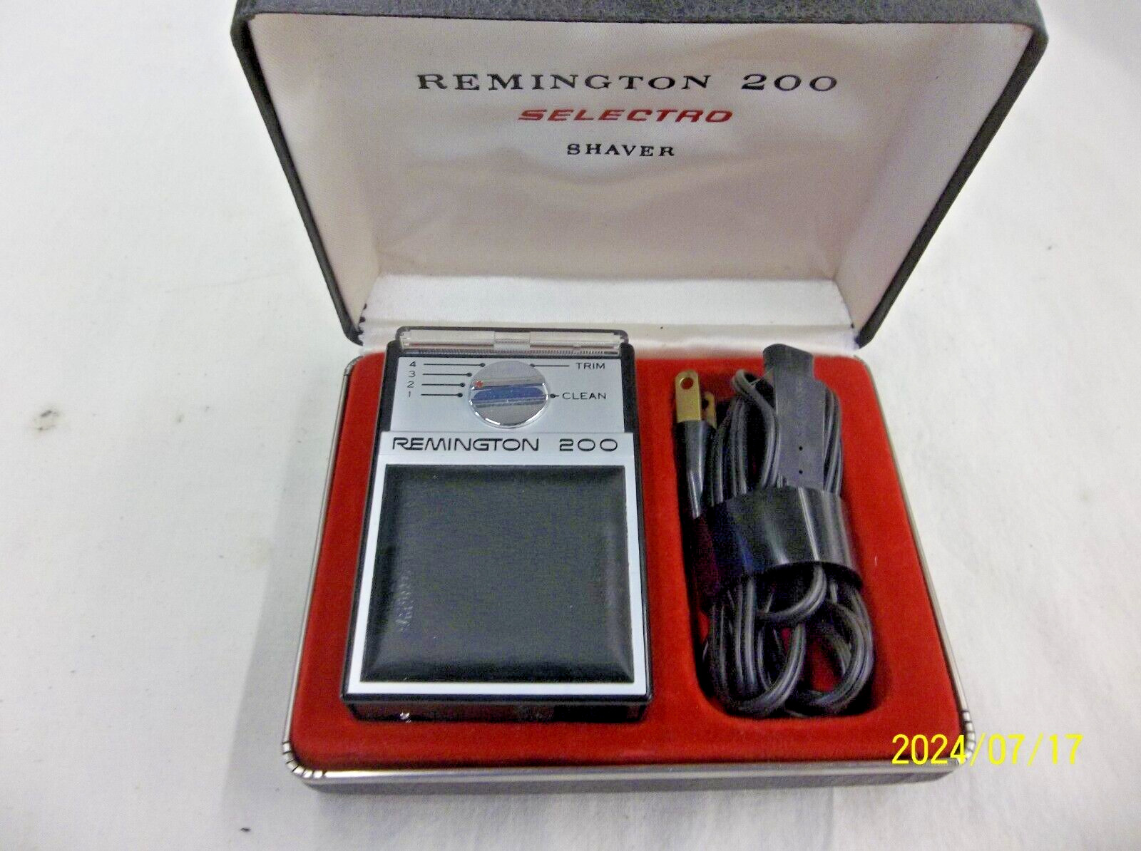 NEVER USED Vintage Remington 200 Selectro Shaver w/ Cord & Case