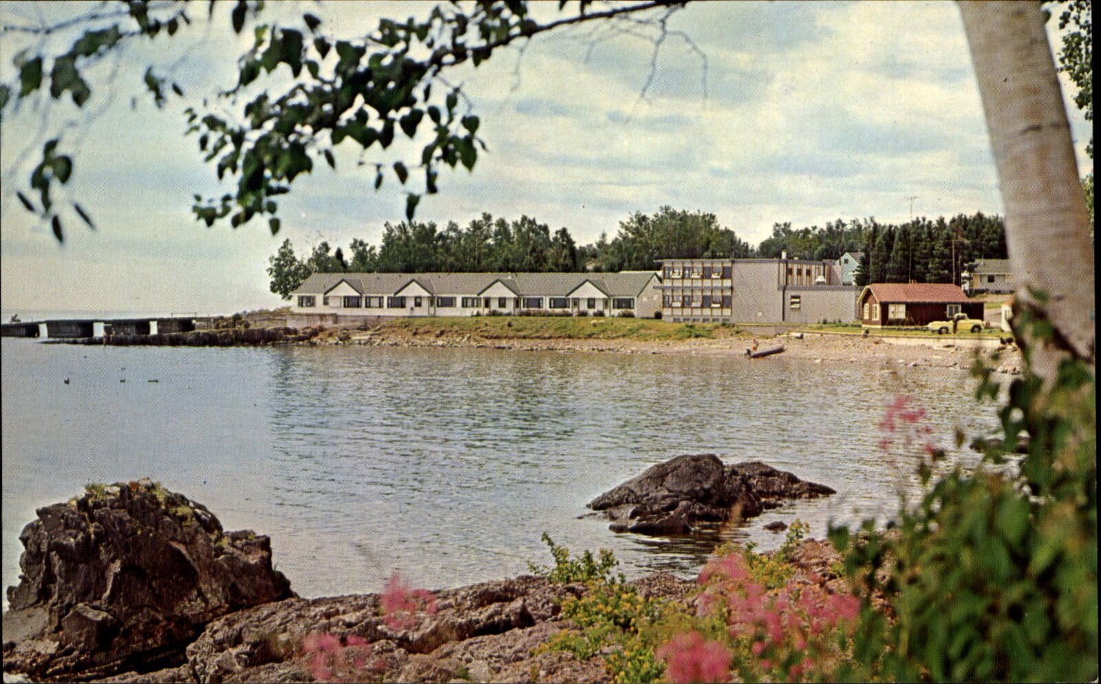 Edgewater Inn Tofte Minnesota ~ Lake Superior~ 1960s vintage postcard