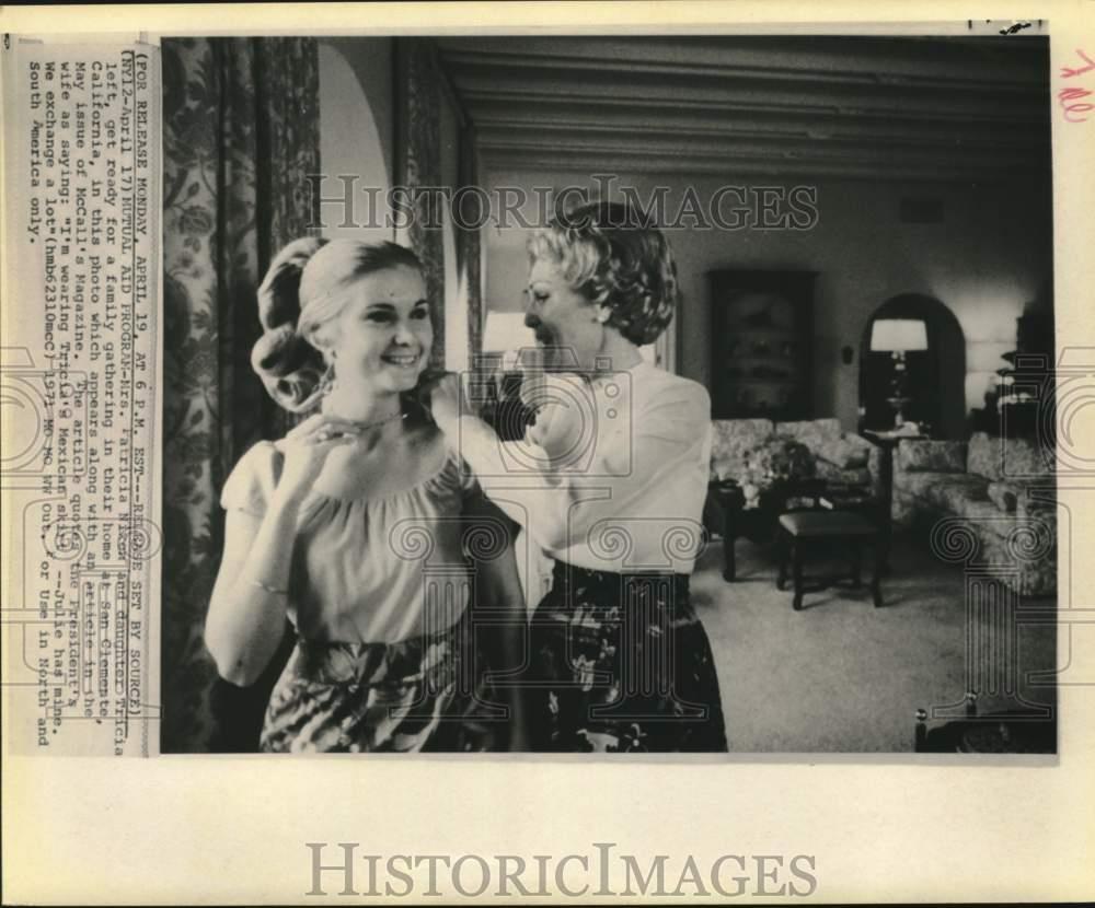 1971 Press Photo Patricia and Tricia Nixon get ready for event at San Clemente