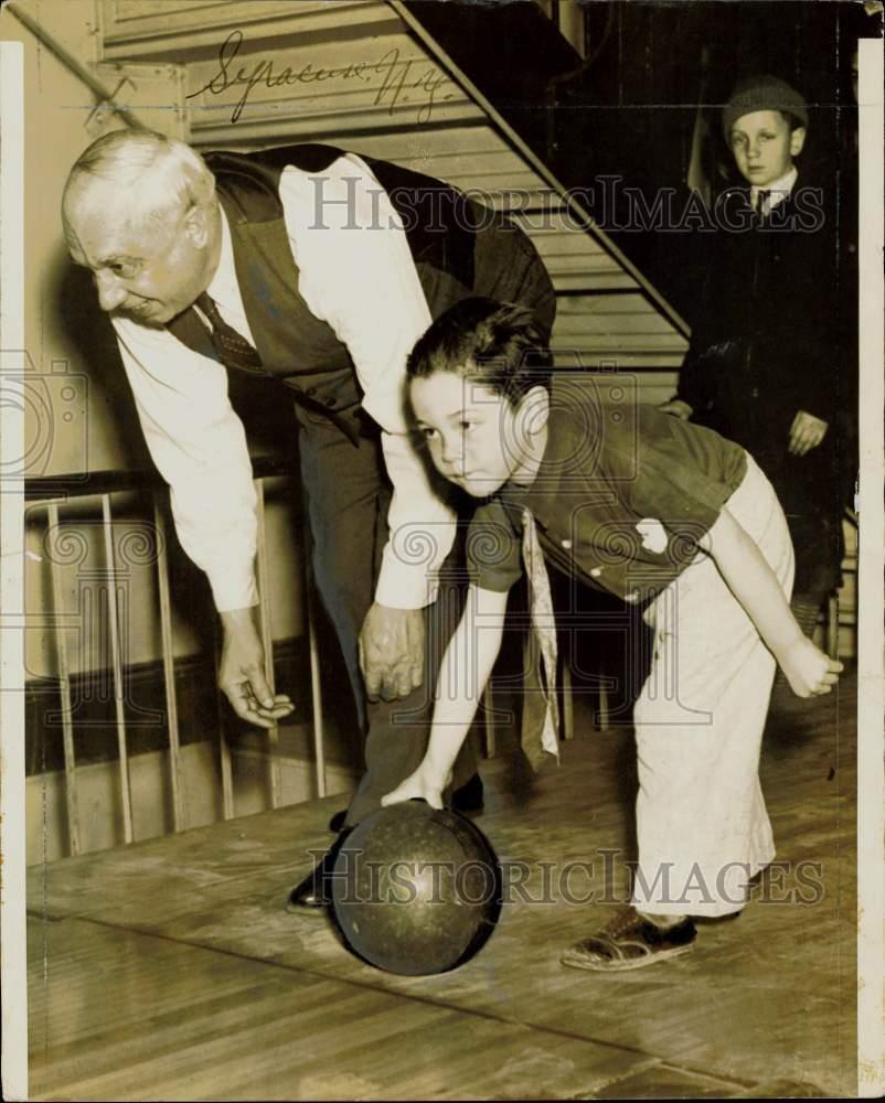 1949 Press Photo Champion bowler Jimmy Smith helps a youngster in Syracuse, N.Y.