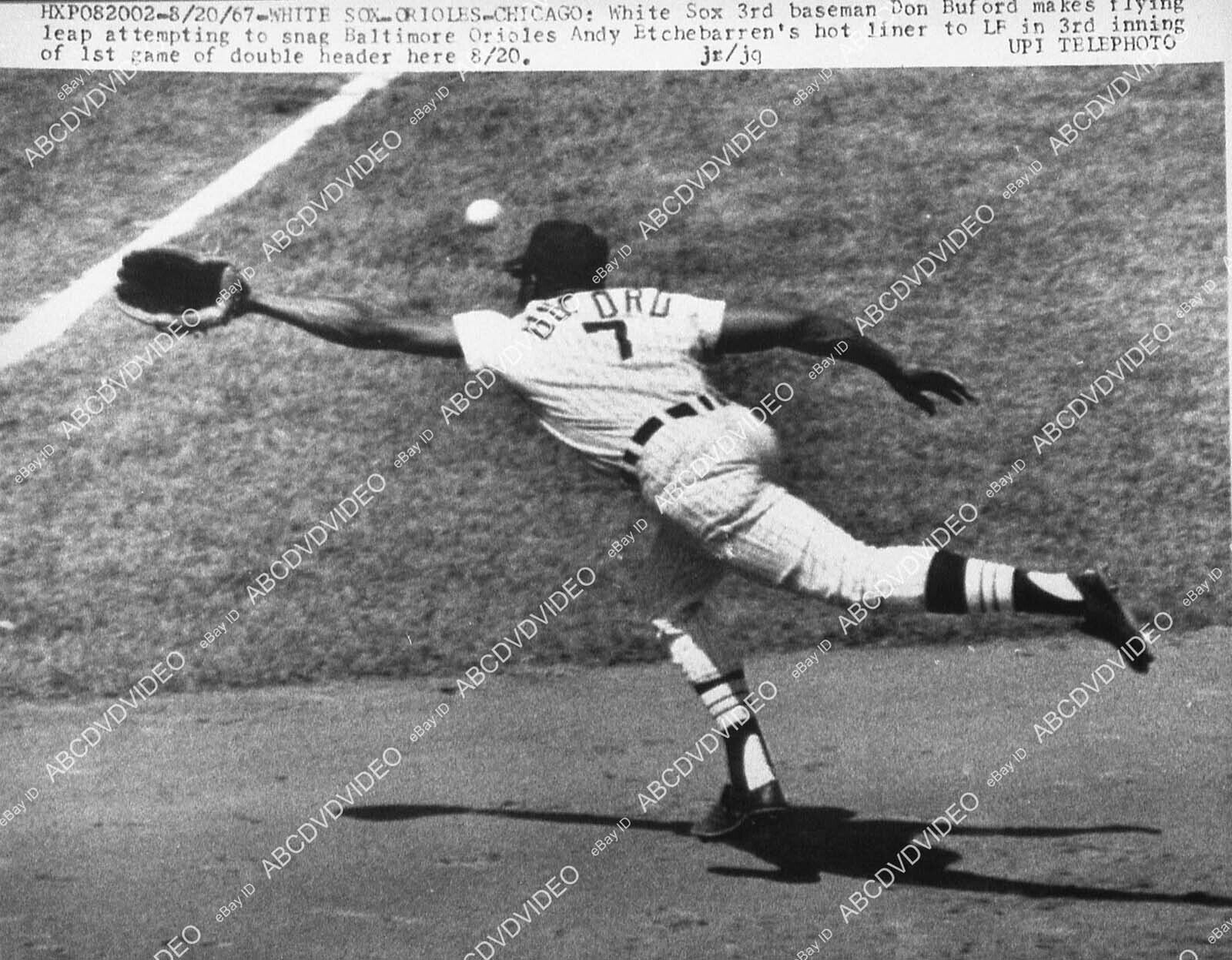 10997-025 MLBaseball Chicago White Sox Don Buford tries leaping catch 10997-025