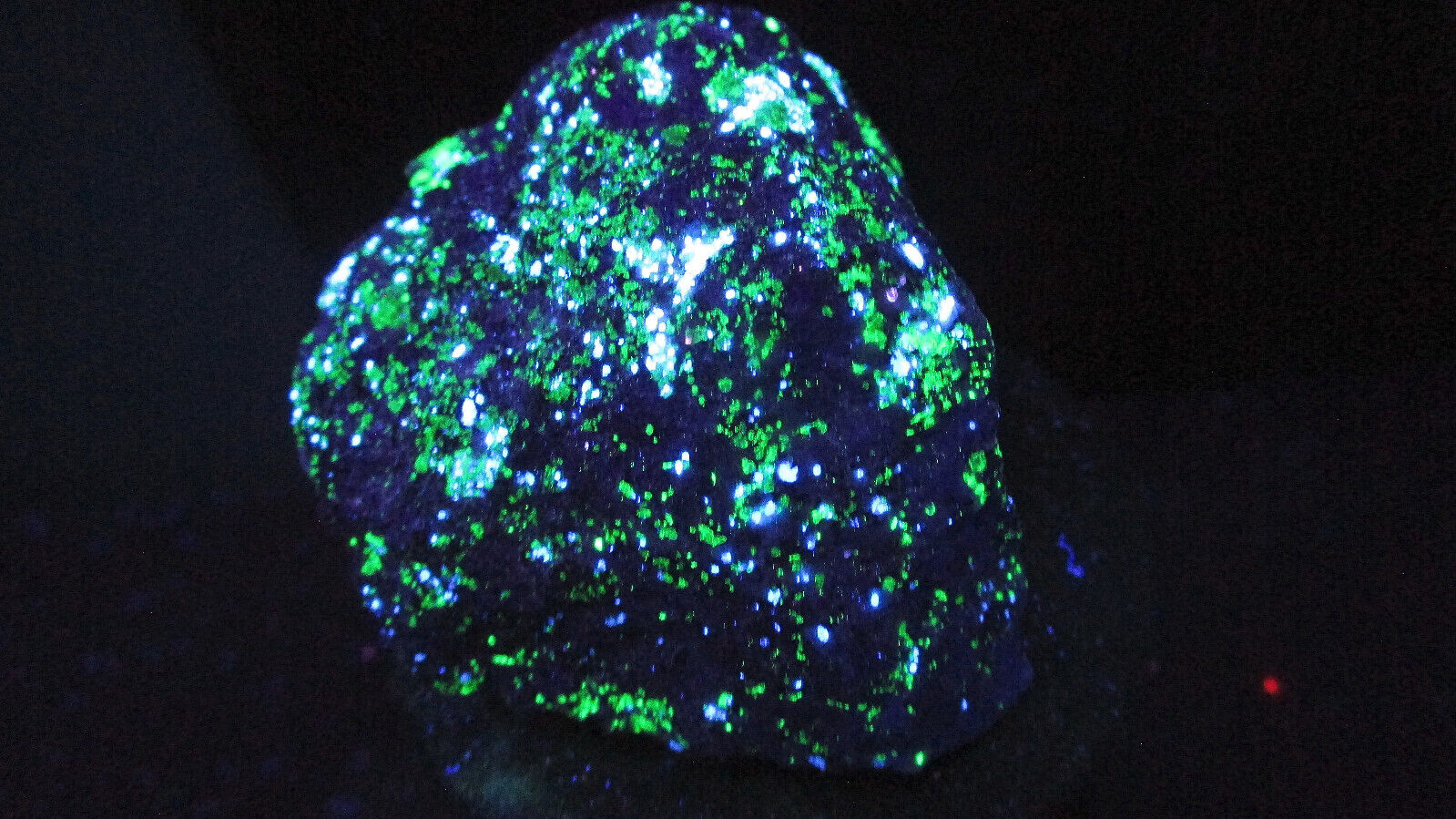 “Starry Night” with Rare White Willemite fluorescent mineral rock Franklin O61