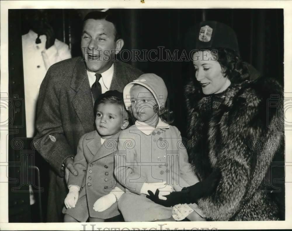 1939 Press Photo George Burns with wife and adopted children, Ronnie & Sandra