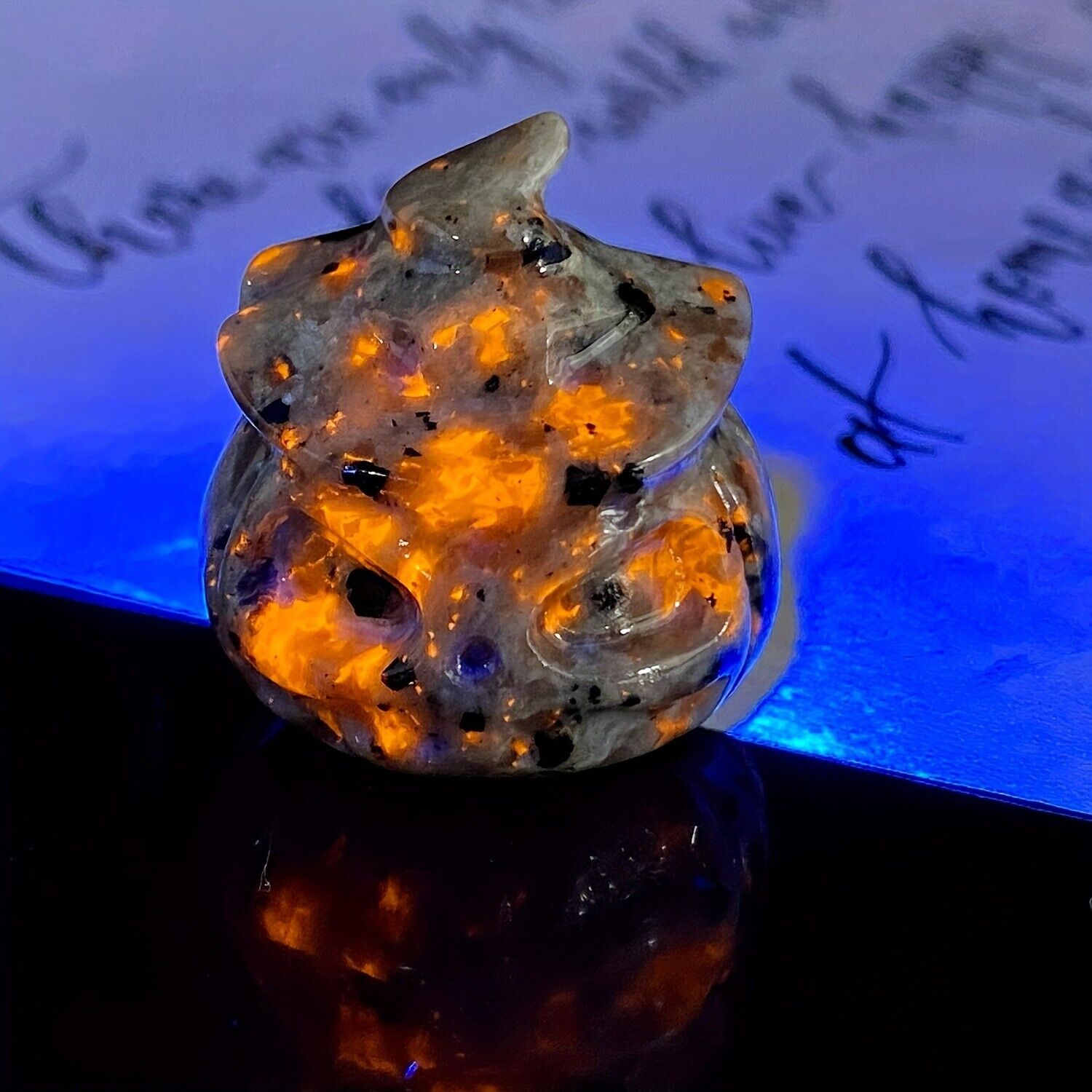 Natural Yooperlite Stone Pumpkin Crystal UV Reactive Halloween Decoration