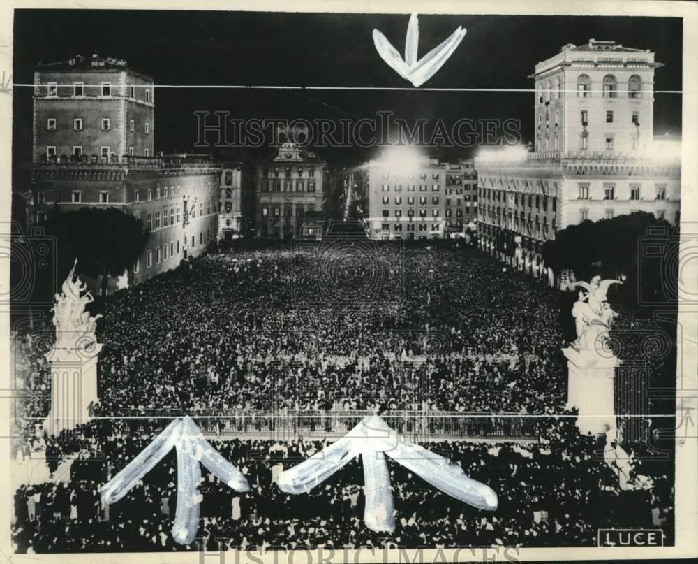 1938 Press Photo Crowd packing square at Piazza Venezia cheers Mussolini