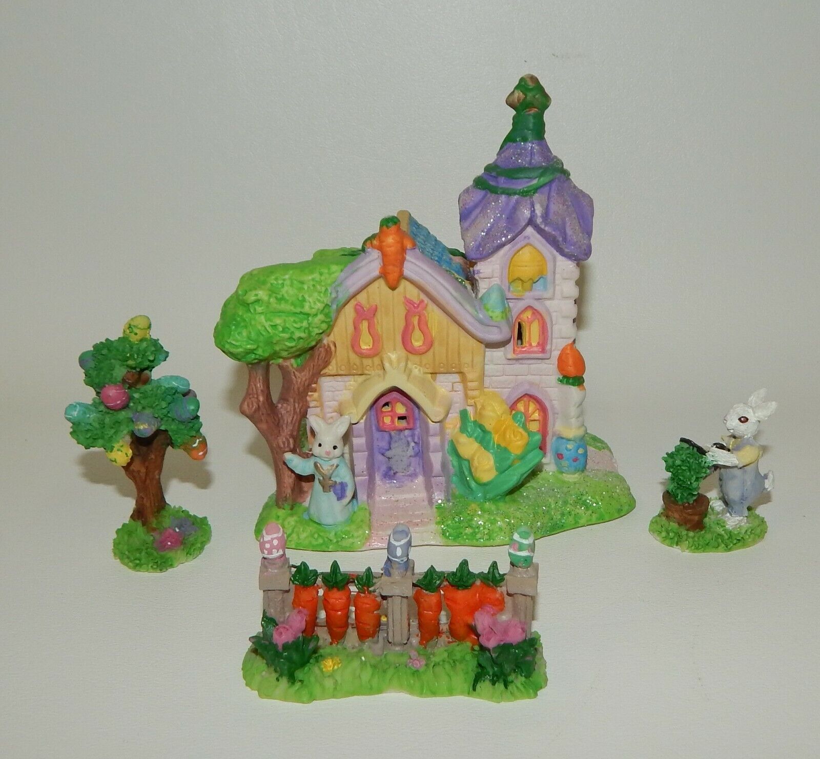 2004 Hoppy Hollow Easter Village House w/ 3 Accessory Pieces Tree Fence Bunny 