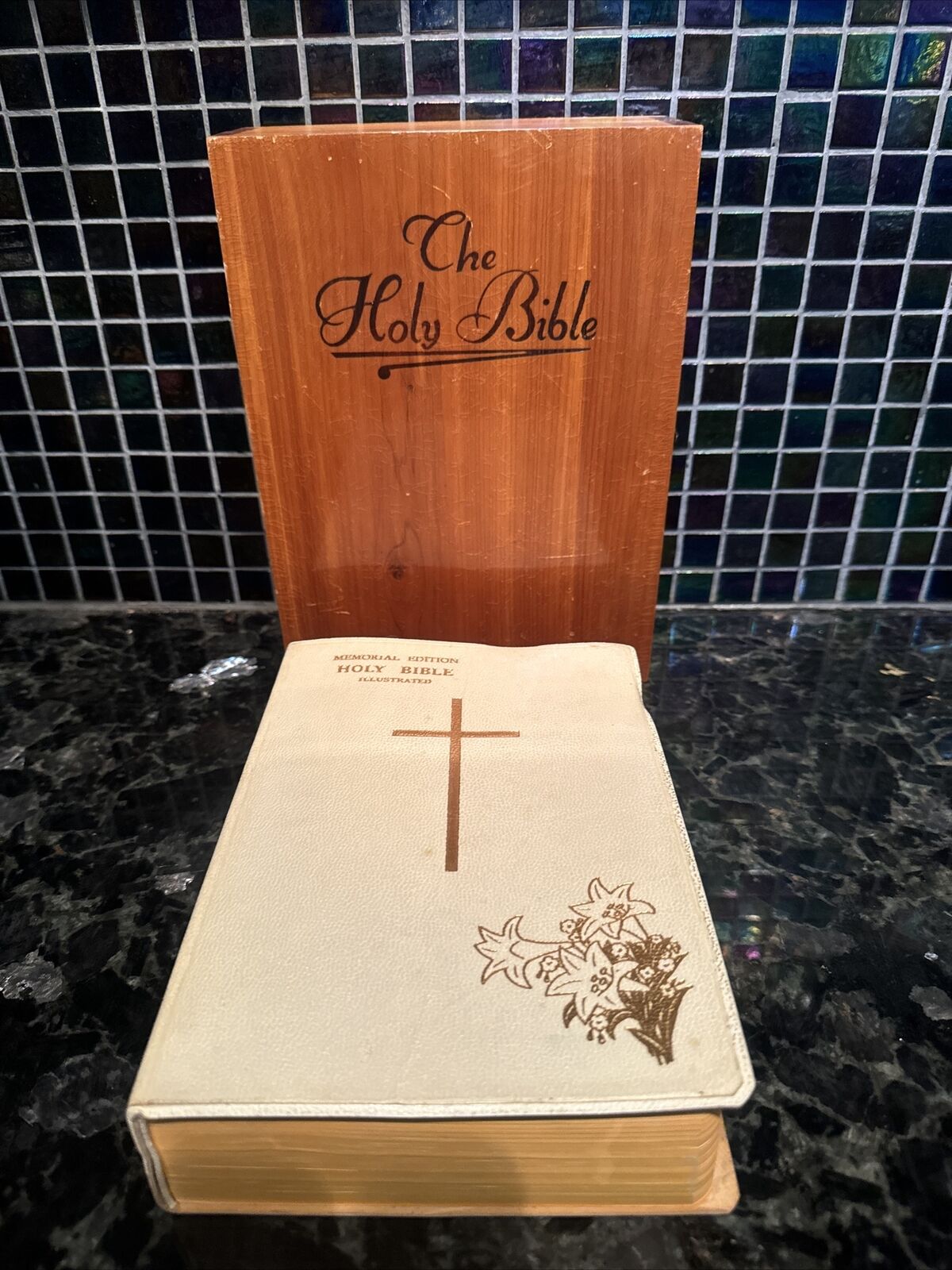 VNTG 1961 HOLY BIBLE Pope Paul VI Memorial Edition w/Cedar Box Illustrated Love