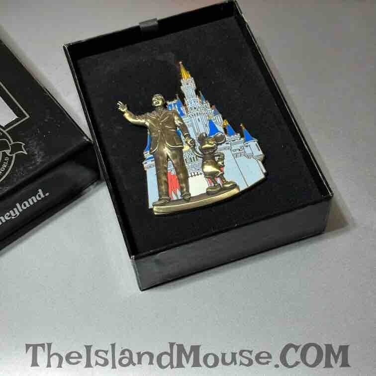 Walt Disney Mickey WDW Partners Cinderella Castle Jumbo 3D Boxed Pin (N9:43610)