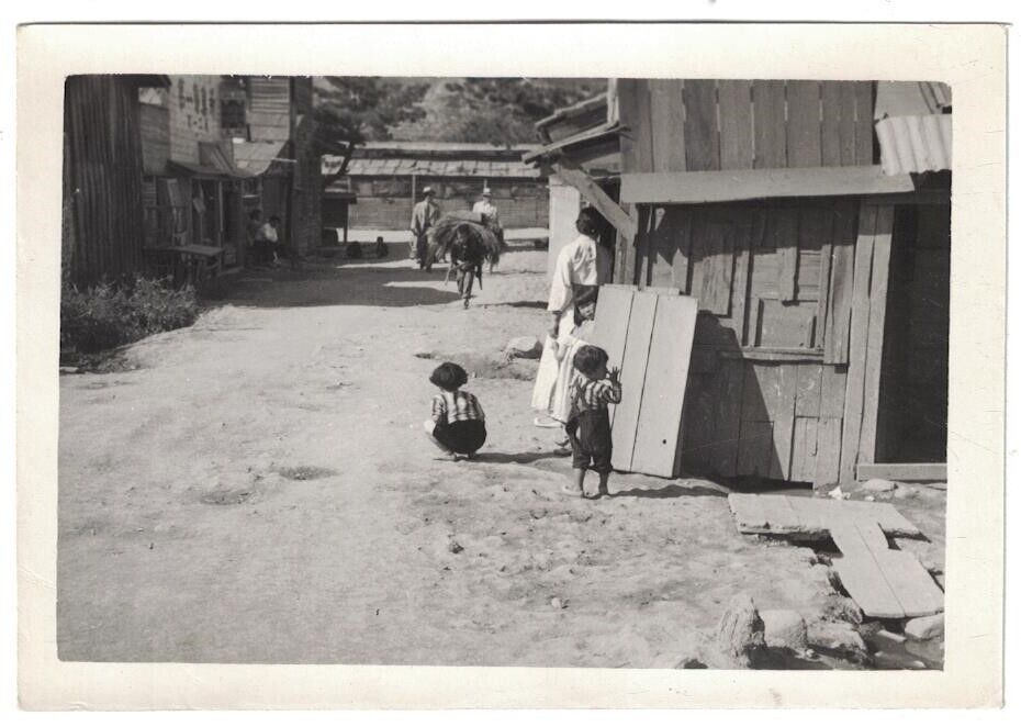 1950\'S KOREAN WAR SOLDIERS PERSONAL PHOTO VILLAGE SCENE KIDS IN STREET