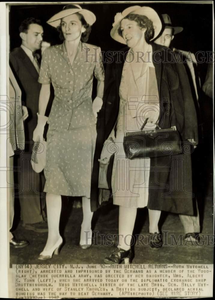 1942 Press Photo Ruth Mitchell, writer, greeted by daughter in Jersey City, NJ.