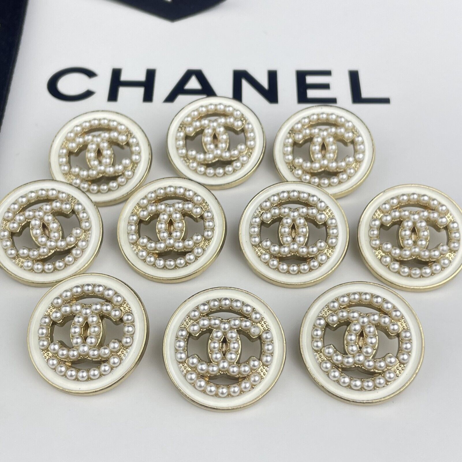 10 CHANEL BUTTONS GOLD WHITE PEARL CC LOGO METAL 23MM VINTAGE